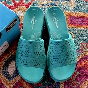 Cloudsteppers by Clarks Women's Teal Slide Slippers. 7 wide